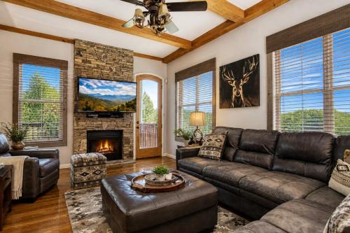Greystone Hot Tub Game Room FREE Attraction tickets each paid day Pool Table WIFI!!! - image 6