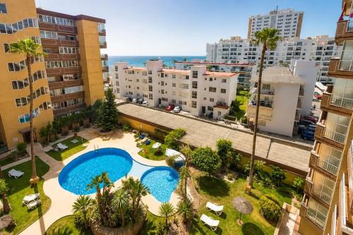 Air-conditioned 2-bedroom apartment with pool and beach access