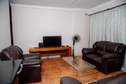 ห้องส่วนกลางสำหรับนั่งเล่น/ดูทีวี, Family Home in Matsheumhlophe in บูลาวาโย