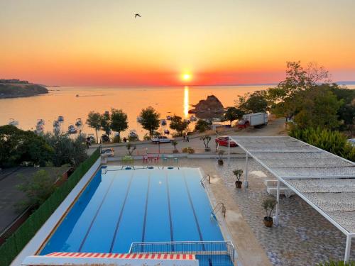 Peldbaseins, Mercan Otel in Güneyli