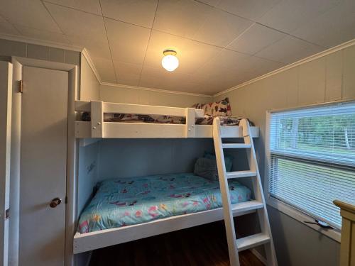 2 bedrooms, 4 beds