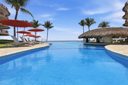 Peldbaseins, Beachfront Vacation Condos, Palmarito Beach, Vivo Resorts in Chano