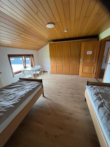 Helles großes 2 Bettzimmer in Jerrishoe