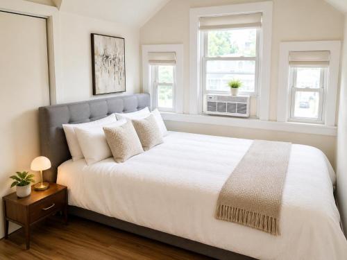 Guestroom, Luxury private family suite in quiet house in Queens