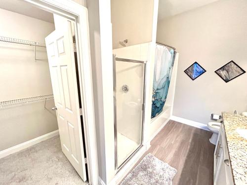 3 Bedroom Apartments Midtown-Downtown Atlanta - image 7