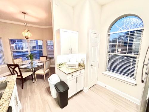 3 Bedroom Apartments Midtown-Downtown Atlanta - image 11