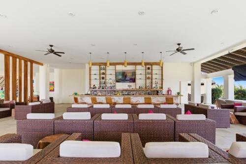 Restorāns, Beachfront Vacation Condos, Palmarito Beach, Vivo Resorts in Chano