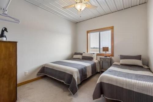 . Riverfront 1BR Retreat in Decatur, NE. Boat Slip. Sleeps 9. Pet-Friendly. Fire Pit