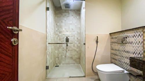 Gold Crest Dha Phase 4 Maison Noir City View 2 Bed Furnished Hotel Apartments Lahore - image 10