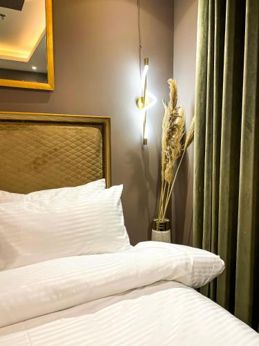 Gold Crest Dha Phase 4 Maison Noir City View 2 Bed Furnished Hotel Apartments Lahore - image 7