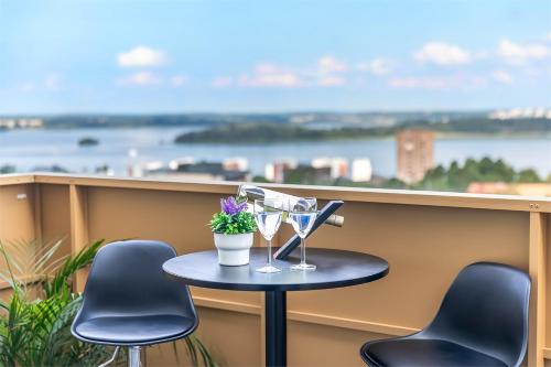 Erkély/terasz, Mini penthouse with Lake View and Great Sunset in Järfälla