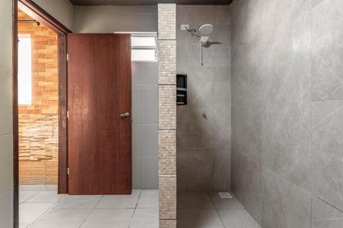 Shower, Casa em Coqueiros Wi-Fi rapido e preco acessivel in Florianopolis