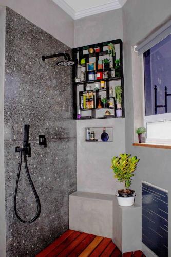Charming 2-Bedroom en-suite Greenpoint Comfort Meets Convenience - image 5