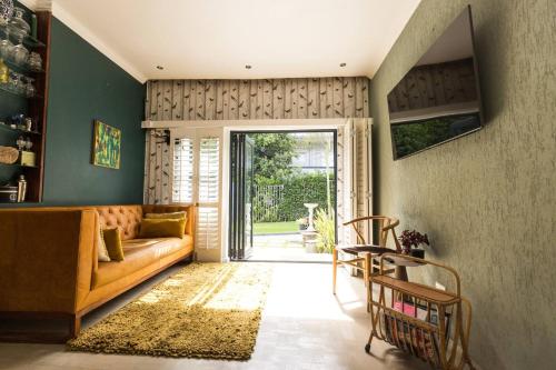Charming 2-Bedroom en-suite Greenpoint Comfort Meets Convenience - image 8