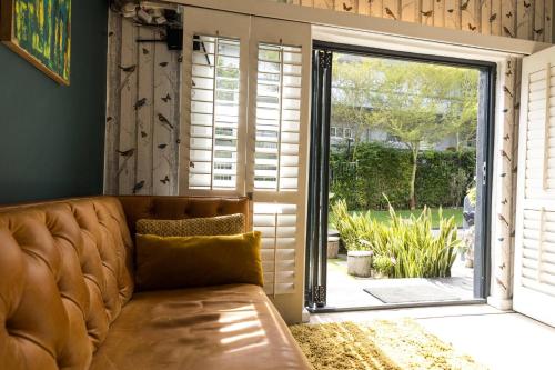 Charming 2-Bedroom en-suite Greenpoint Comfort Meets Convenience - image 3