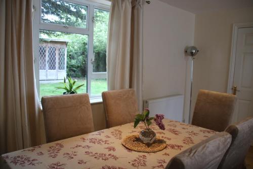 Lilac Bicester-Oxford quiet 3 bedroom house with private parking in Caversfield