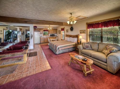 Romantic Couples Suite Nestled in the Ozark Mountains in Arkansas in Lost Bridge Village (AR)