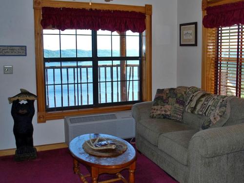 Romantic Couples Suite Nestled in the Ozark Mountains in Arkansas in Lost Bridge Village (AR)