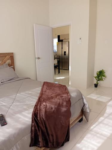 Cozy Escape 876 Secure 2BR with AC, Parking & near Beaches in Spanish Town