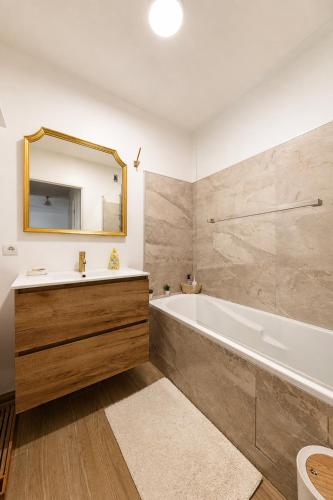 Appartement 2 pièces au pied de la gare 5 min de Disneyland Paris (Appartement 2 pieces au pied de la gare 5 min de Disneyland Paris) in Bussy-Saint Georges