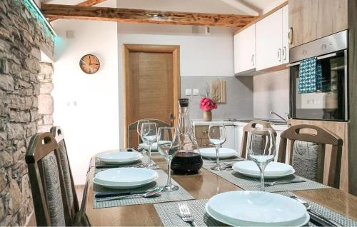 virtuve, Beautiful Home In Benkovac With Sauna in Buković
