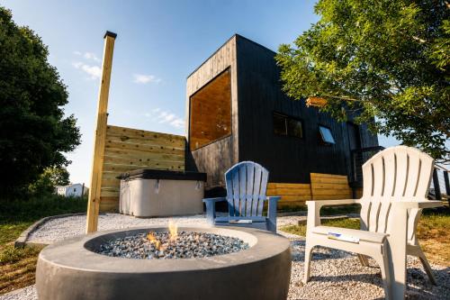 Oprema, Field of Dreams Tiny Home in Stillwater Avenue