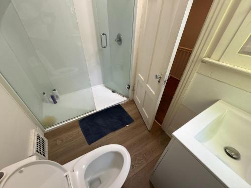 Vancouver Charm- Private Room, Free Parking, Near YVR Airport & Beach – khách sạn tại Dunbar-Southlands