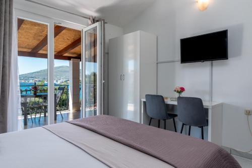 Apartments Villa Mirella 20 m from the sea - free parking in Okrug Gornji