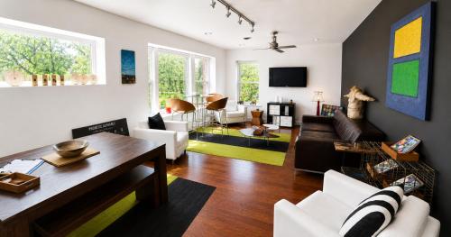 Shared lounge/TV area, House 5863- Bed and Breakfast - Adults Only in Uptown
