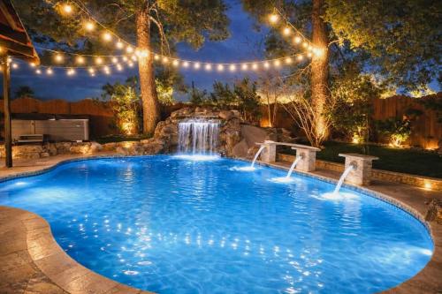 1-Acre Las Vegas Getaway: Pool, Spa & Tennis Court – khách sạn tại Summerlin
