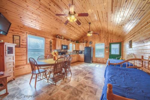 RR 9122SF Sunflower Cabin in Canyon Lake, USA