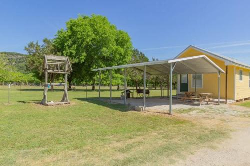 RR 9122SF Sunflower Cabin in Canyon Lake, USA