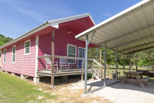 RR 9122WC Wine Cup Cabin in Canyon Lake, USA