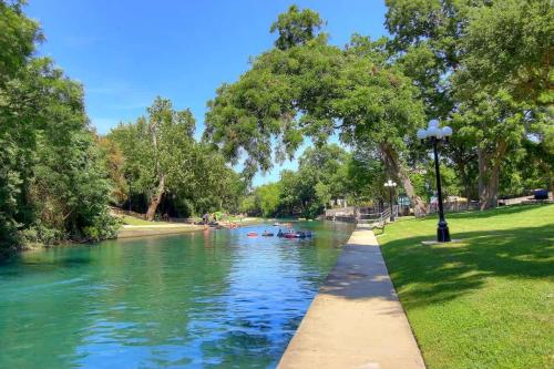 RRC A108 Grandmas River Haus in New Braunfels, USA