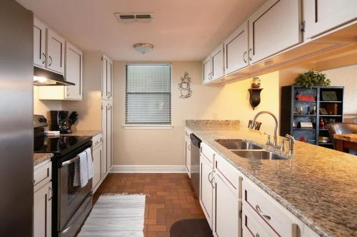 Hill Country Hideaway TBM 208 in New Braunfels, USA