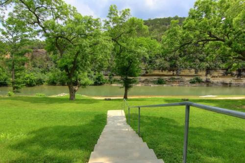 RG 306 Hillside River Retreat in Canyon Lake, USA
