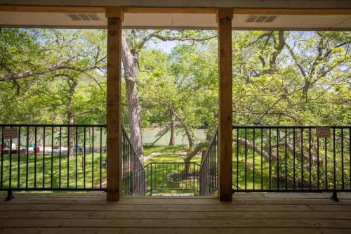 Hondos River Haus RR 1300 in Canyon Lake, USA