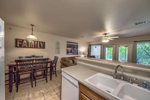 WW i102 Restful River Retreat in New Braunfels, USA