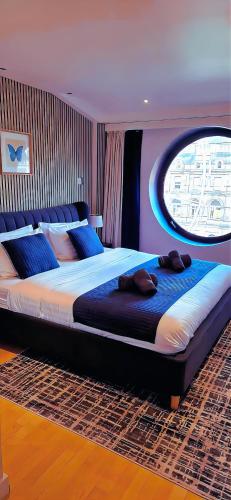 Stylish 2BR Apartment in Leeds City Centre with Town Hall Views, Leeds