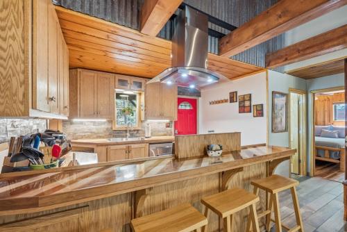 Sitting Bear Cottage W Spa At Linville Gorge in Linville Falls, USA