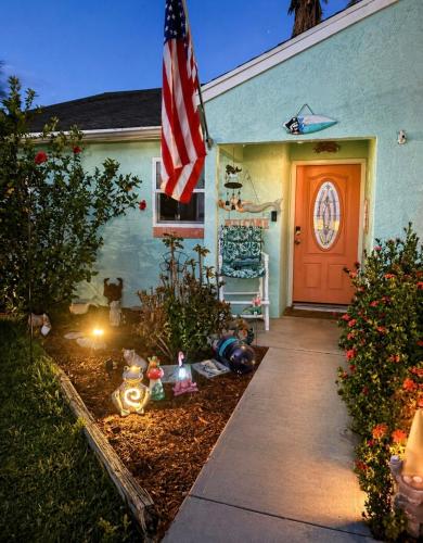 Mermaid Oasis Stuart Whole House 2 bed 2 Bath & extra Bonus Room- Fenced in Yard with Boat Parking
