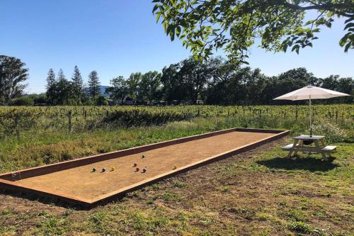Bird And Barrel Vineyard Farmhouse - Healdsburg, CA
