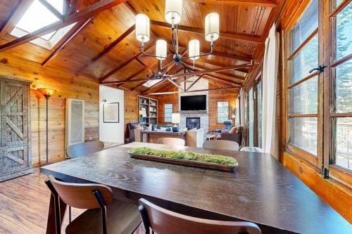 Cozy Riverview Cabin in Forestvilla (CA)