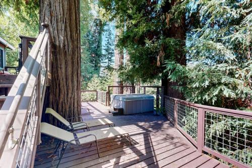 Cozy Riverview Cabin in Forestvilla (CA)