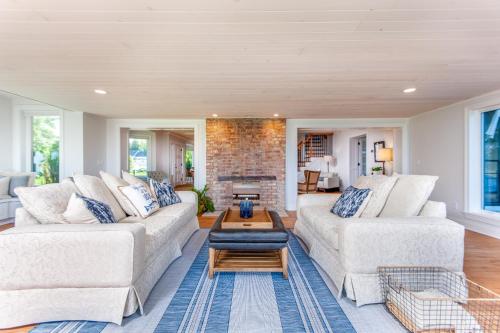 Bluffside Splendor: Pool Hot Tub & Panoramic Lake Views - image 10