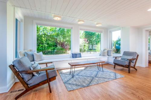 Bluffside Splendor: Pool Hot Tub & Panoramic Lake Views - image 6