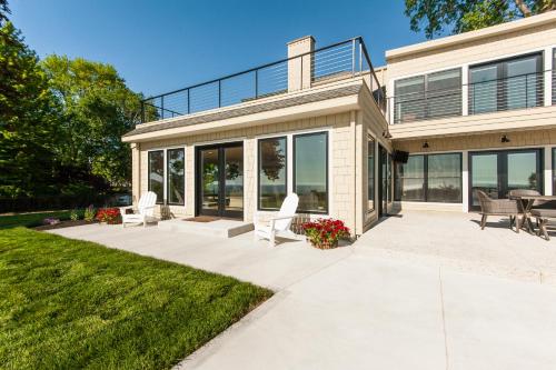 Bluffside Splendor: Pool Hot Tub & Panoramic Lake Views - image 11