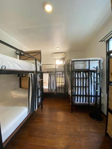 เตียงเดี่ยวในห้องพักรวมหญิงแบบ 6 เตียง (Bed in 6-Bed Female Dormitory Room)