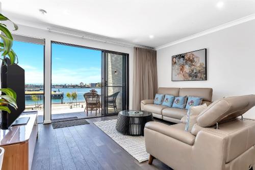 Harbourside Haven | Panoramic Views, Wi-Fi, Beachside Location, Luxury in Port Adelaide