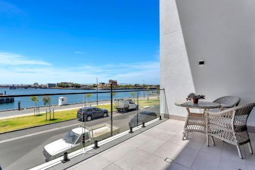 balkon/terras, Harbourside Haven | Panoramic Views, Wi-Fi, Beachside Location, Luxury in Port Adelaide